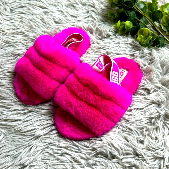 UGG Other - UGG kids fluff yea slide hot pink size 10